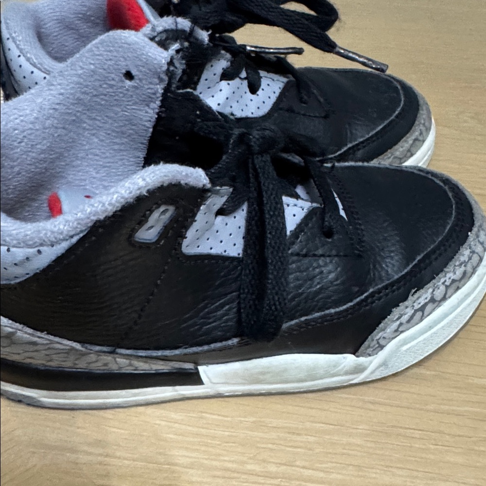 Jordan Kids 3’s Black and White Sneakers with Red - Picture 4 of 5